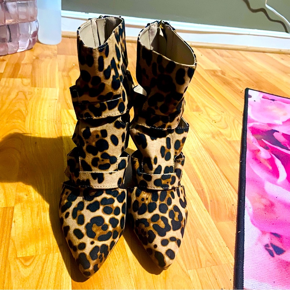 Size 8-NY& Co.Leopard print cutout bootie